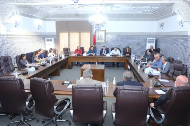 Abdullatih Vahbe, Özgünlük ve Çağdaşlık Partisi’nin toplantısına başkanlık ediyor (Şarku’l Avsat)