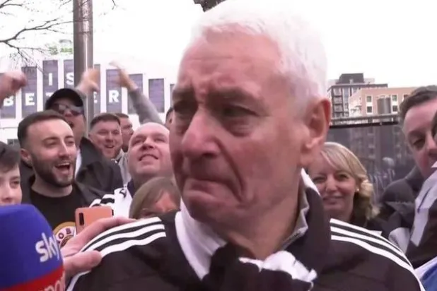 المشجع الإنجليزي المسن كان عاطفياً بعد تأهل ناديه العريق نيوكاسل للأبطال (شبكة سكاي سبورتس)