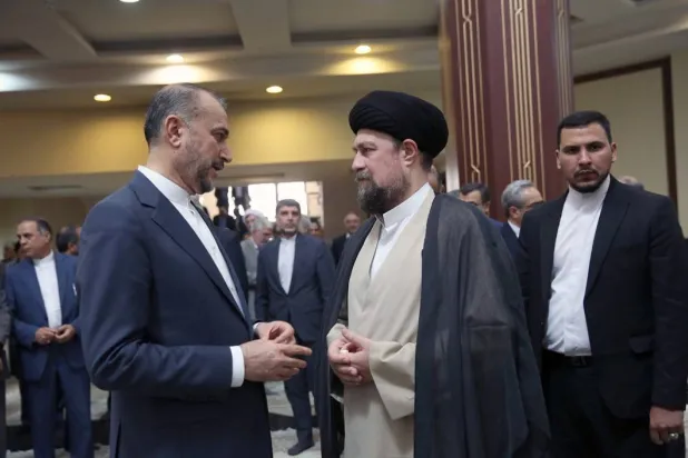 عبداللهيان يتحدث إلى حسن خميني حفيد المرشد الإيراني الأول (جماران)