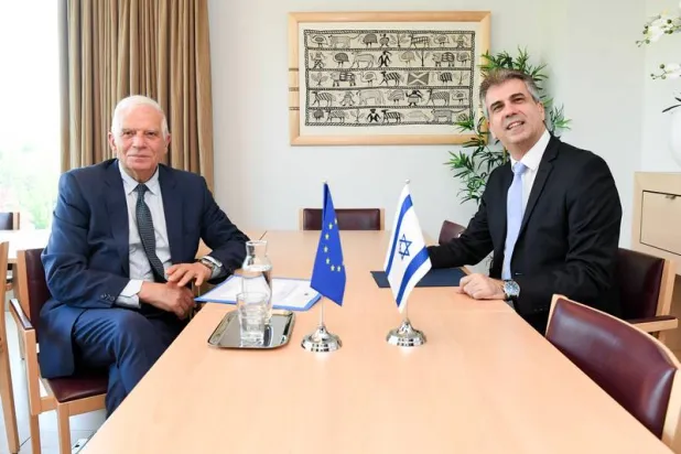 صورة نشرها جوزيف بوريل وزير خارجية الاتحاد الأوروبي لاستقباله إيلي كوهين في بروكسل، بداية مايو