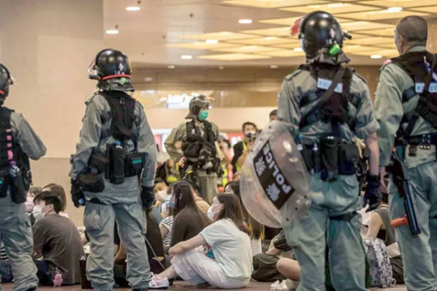 شرطة مكافحة الشغب في هونغ كونغ تحتجز نشطاء الحركة الديمقراطية مع دخول قانون الأمن القومي حيز التطبيق (أ.ف.ب) 