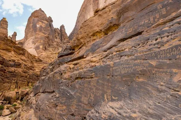 کوهستان عکمه یکی از گنجینه های مهم در شبه جزیره عرب به شمار می رود (کمیسیون سلطنتی استان العلا)
