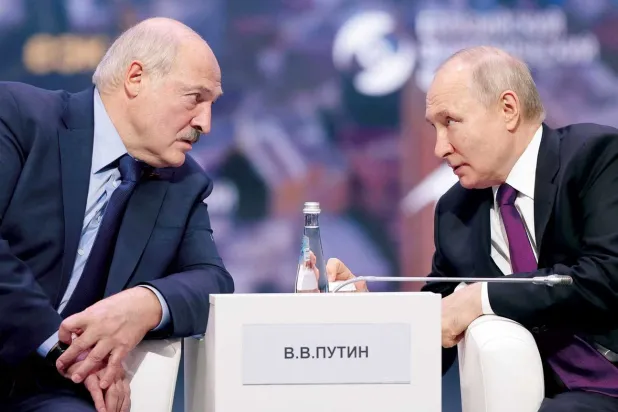 Rusya Cumhurbaşkanı Putin ve Belarus mevkidaşı Lukaşenko, iki ay önce, ‘Birlik Devletinin artan zorluklarıyla mücadele’ çerçevesinde, Belarus'ta stratejik olmayan nükleer yeteneklerin konuşlandırılmasına ilişkin bir kararname imzalamıştı (AP)