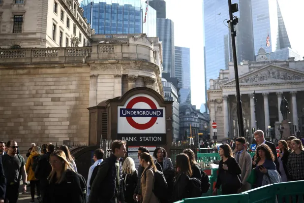 مشاة حول محطة «بنك» وسط العاصمة البريطانية لندن بمحاذاة المصرف المركزي (رويترز)