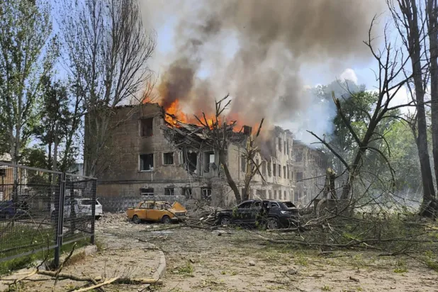 عيادة في دنيبرو تعرّضت للقصف الروسي (إ.ب.أ)