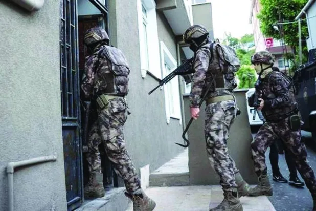 صورة موزعة لعناصر من قوات مكافحة الإرهاب التركية أثناء مداهمة منزل يؤوي عناصر من «داعش» (أرشيفية)