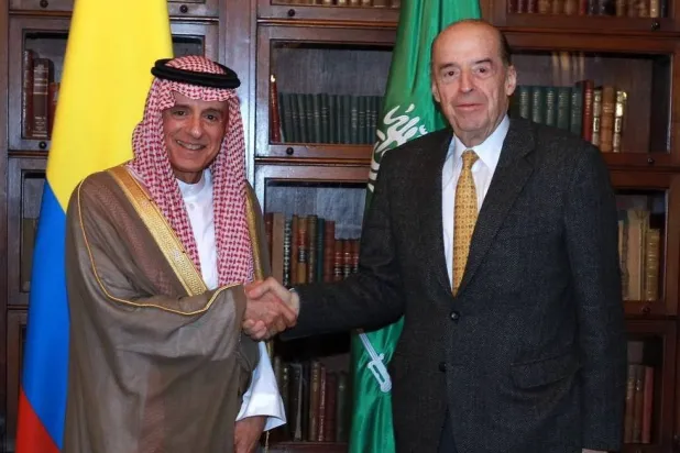 وزير الدولة السعودي للشؤون الخارجية عادل الجبير لدى لقائه وزير الخارجية الكولومبي ألفارو ليفا دوران في بوغوتا الجمعة (الخارجية السعودية)