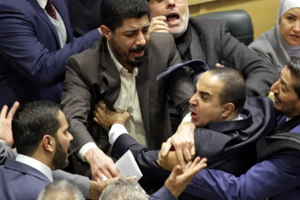 أحدى جولات الاشتباكات داخل البرلمان الأردني (الشرق الأوسط)