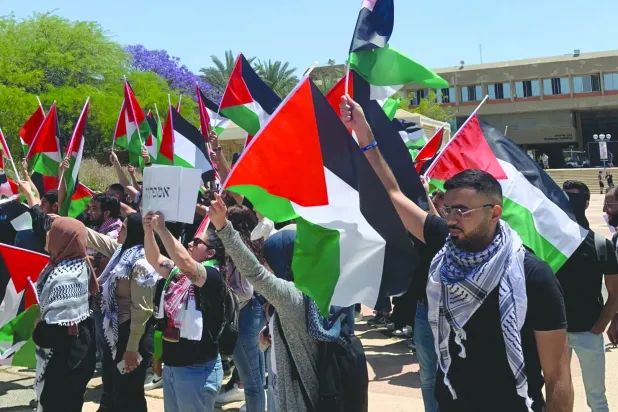 رفع علم فلسطين في جامعة تل أبيب (إ.ب.أ)