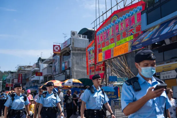 عناصر من الشرطة يتجولون في أحد شوارع هونغ كونغ (إ.ب.أ)