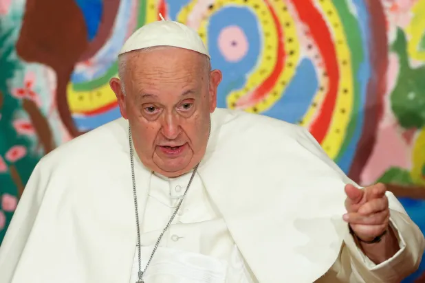 البابا فرنسيس يتحدث من الفاتيكان (رويترز)