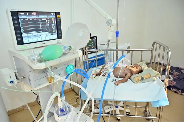 Omdurman’da el-Nada Hastanesinde akut solunum sıkıntısı tedavisi gören bir günlük bebek (New York Times)