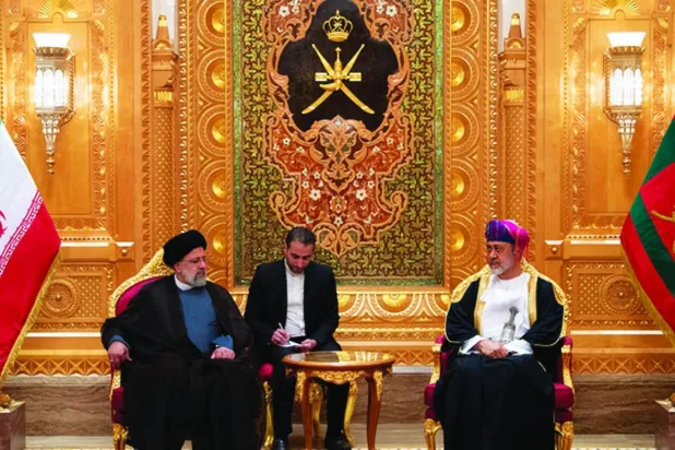 Umman Sultanı Heysem bin Tarık, geçen yıl Maskat’taki El-Alem Sarayı’nda İran Cumhurbaşkanı İbrahim Reisi’yi ağırlarken (OMAN)