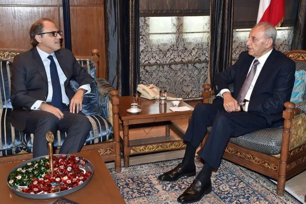 Meclis Başkanı Nebih Berri ile Cihad Azur arasında daha önce yapılan görüşmeden bir kare (Lübnan Temsilciler Meclisi)