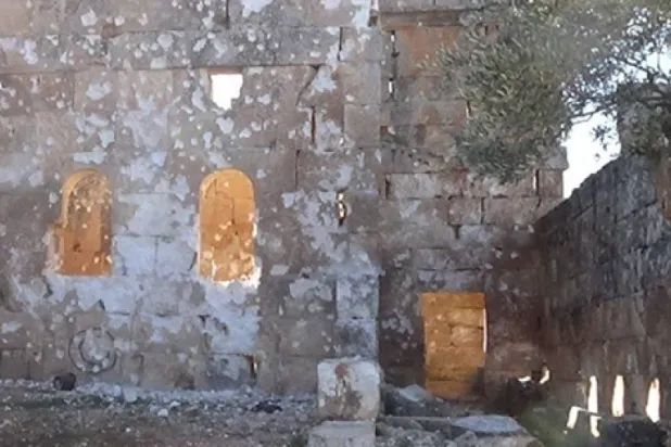 صورة لجدران موقع أثري في منطقة البارة تعرض لقصف من قبل قوات النظام جنوب إدلب (موقع البارة)