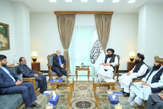 مبعوث الرئيس الإيراني إلى أفغانستان يلتقي أمير خان متقي في كابل اليوم (إرنا)