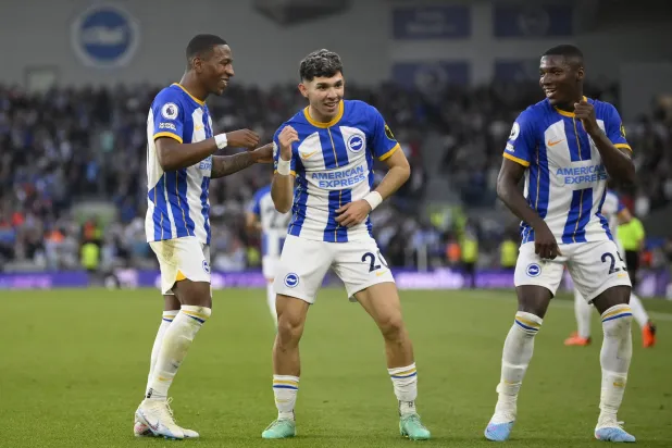 فرحة لاعبي برايتون بالتأهل لالللدوري الاوروبي (رويترز)