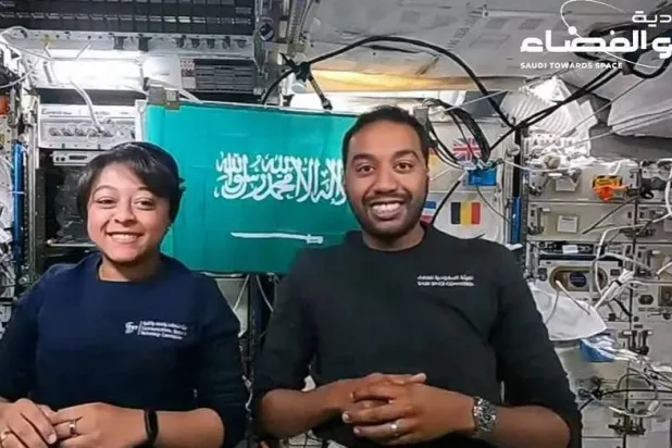 علي القرني وريانة برناوي خلال التجربة التعليمية «انتشار الألوان السائلة» مع طلاب المدارس بالمملكة (واس)