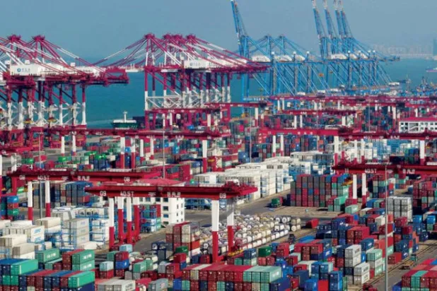 حاويات ورافعات عملاقة في أحد الموانئ الصينية (رويترز)