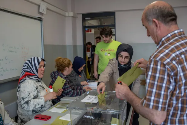 ناخبة تدلي بصوتها في مدرسة بإسطنبول (د.ب.أ)