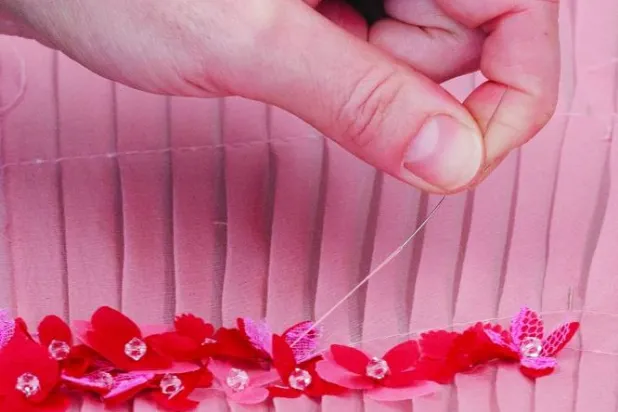 «لوماري» من المشاغل التي تنضوي تحت جناح «شانيل» (تصوير: أليكس مارنا)