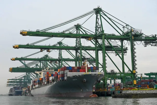 سفن راسية في ميناء باسير بانجانج للحاويات في سنغافورة 26 مايو 2023 (أ.ف.ب)