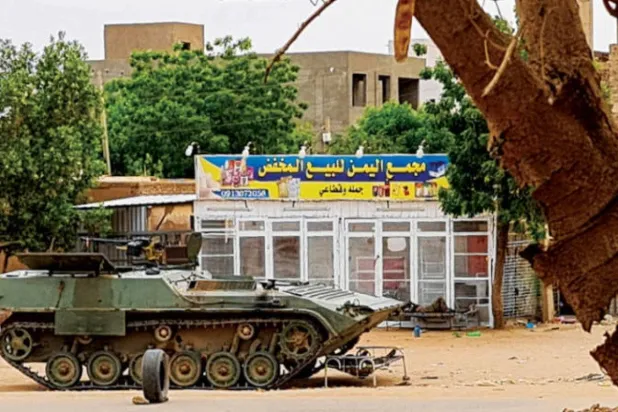 دبابة للجيش السوداني في إحدى نقاط التفتيش بالخرطوم (أ.ف.ب)