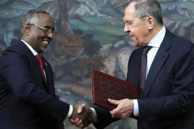 لافروف ونظيره الصومالي في موسكو (أ.ب)