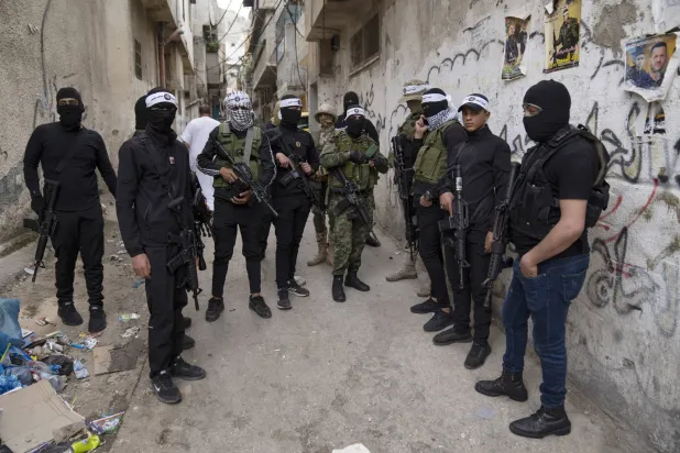 مسلحون في مخيم بلاطة بنابلس مطلع الشهر (أ.ب)