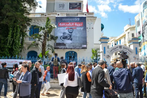 مظاهرة لصحافيين تونسيين أمام نقابتهم مطلع الشهر (غيتي) 