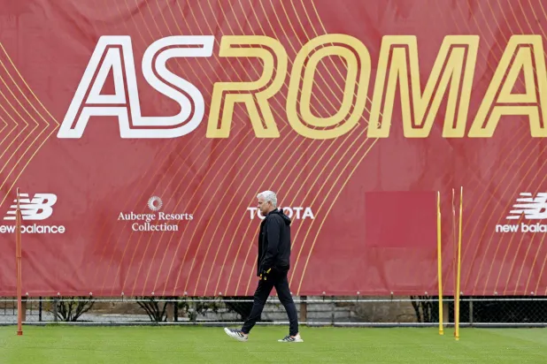 الأضواء بدأت تتسلط على مورينيو عام 2003 عندما قاد بورتو إلى لقب كأس الاتحاد الأوروبي (رويترز)