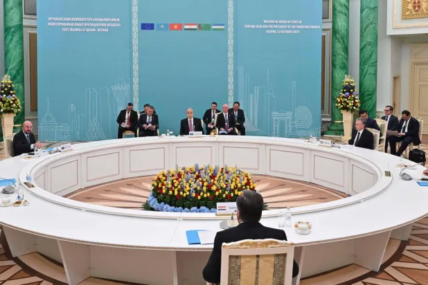 جانب من أعمال قمة «الاتحاد الأوروبي وآسيا الوسطى» أكتوبر الماضي (أ.ف.ب)