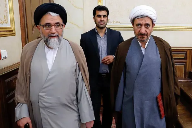 وزير الاستخبارات إسماعيل خطيب (العمامة السوداء) وعلى يساره عبداللهي على هامش اجتماع بينهما (ميزان)