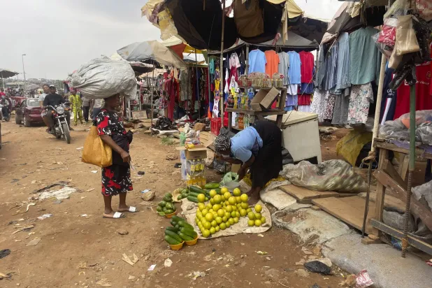 سوق شعبية في حي فقير في أبوجا الخميس الماضي (أ.ب)