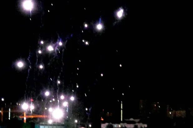 کیف کی فضاؤں میں روسی ڈرون مار گرائے جانے کا منظر (اے ایف پی)