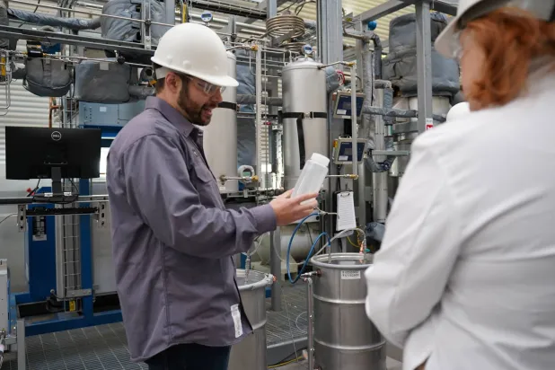 ستافورد شيهان المؤسس المشارك في شركة «إير كومباني» يشرح كيفية تحويل ثاني أكسيد الكربون والهيدروجين لصنع مواد غذائية (رويترز)