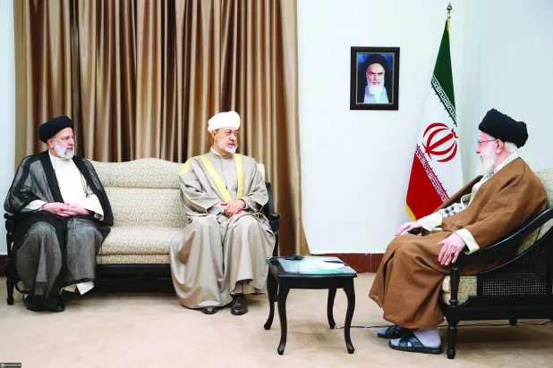 صورة نشرها موقع المرشد الإيراني لدى استقباله سلطان عمان