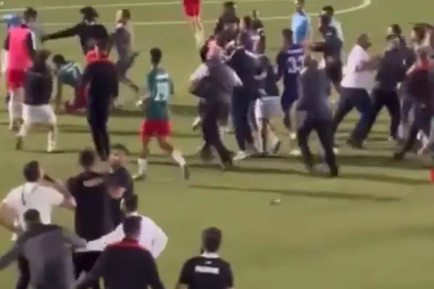 اشتباكات بين ممثلي فريقي الفيصلي والوحدات الأردنيين خلال مباراتهما في رام الله (الشرق الأوسط) 