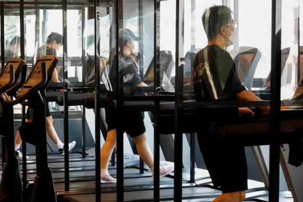 تساعد التمارين الرياضية في إطلاق بروتينات الميوكينات التي تحسن وظيفة العضلات (رويترز)