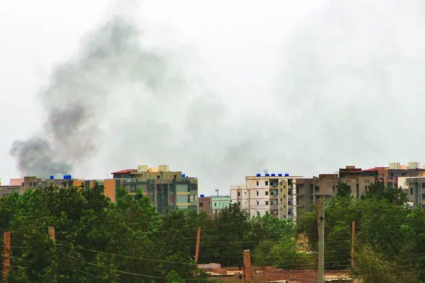 جنگ بندی کے دوران بھی خرطوم کے آسمان سے دھواں اٹھ رہا ہے (اے ایف پی)
