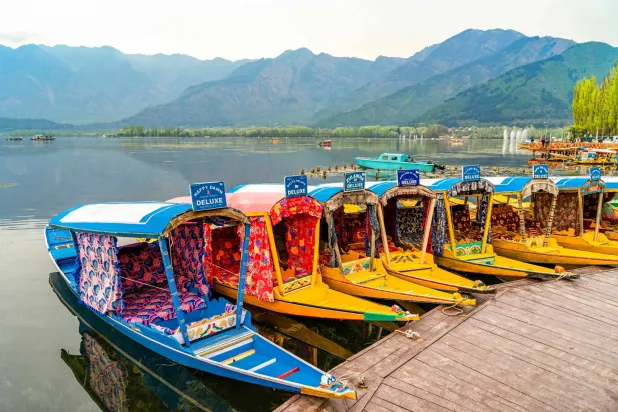 قوارب صغيرة ملونة تأخذك في نزهات فريدة بين أحضان الجبال (شاتر ستوك)