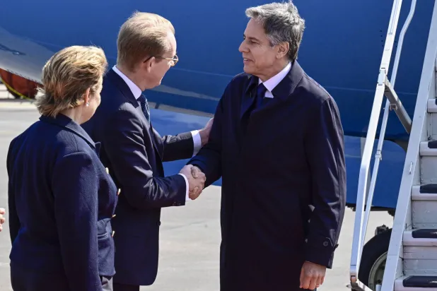 وزير الخارجية السويدي توبياس بيلستروم يرحب بنظيره الأميركي أنتوني بلينكن لدى وصوله إلى استوكهولم، الثلاثاء (إ.ب.أ)