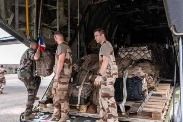 جنود فرنسيون من البعثة اللوجيستية في مطار بانغي قبل مغادرة أفريقيا الوسطى (أ.ف.ب)