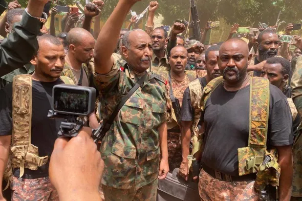 البرهان متفقداً جنوده، الثلاثاء (موقع القوات المسلحة على «فيسبوك»)