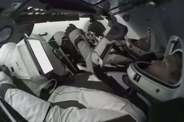 فضانوردان سعودی فضا را به سمت زمین ترک کردند