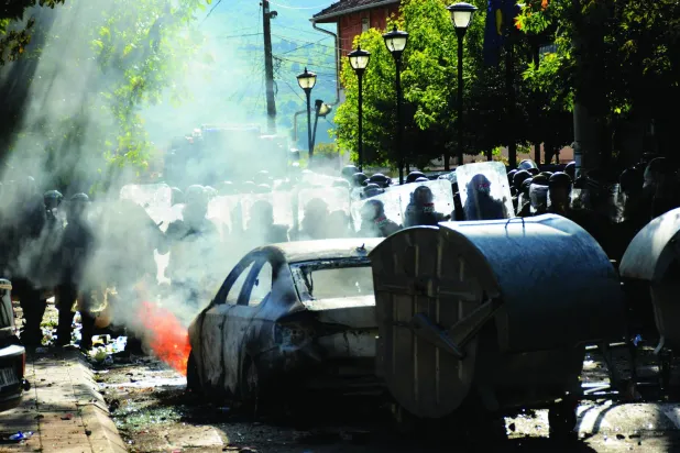 من المواجهات التي دارت الاثنين أمام مبنى بلدية في شمال كوسوفو (أ.ف.ب)