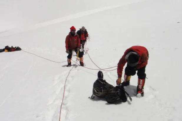 موظفون يعملون على انتشال جثث متسلقين في جبال الهيمالايا (أ.ب)