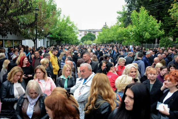 محتجون صرب في زفيتشان (أ.ف.ب)