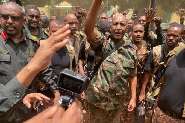 البرہان منگل کے روز اپنے فوجیوں کا معائنہ کرتے ہوئے ("فیس بک" پر مسلح افواج کی ویب سائٹ)
