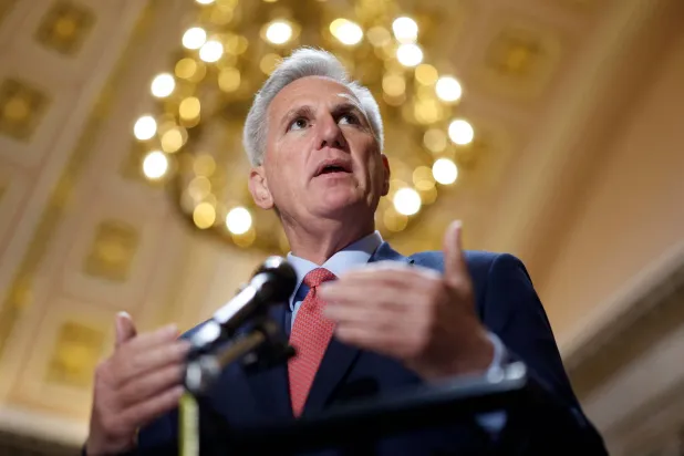 رئيس مجلس النواب كيفين مكارثي يتحدث مع الصحافيين في الكونغرس، 24 مايو (أ.ف.ب)